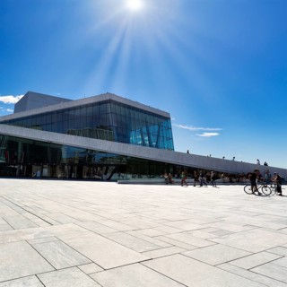 Pedestrians on the white forecourt and roof of the opera house in summer, Snohetta architectural office