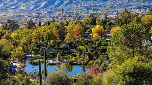 Autumn colours in the gardens of Trauttmansdorff Castle, in the background the Mutspitze