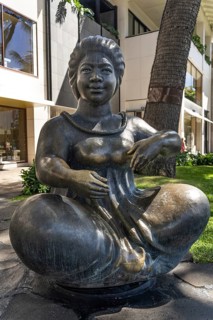 Storyteller statue is located in the centre of Waikiki, Ohahu