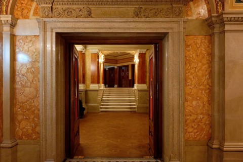 Opera, corridor