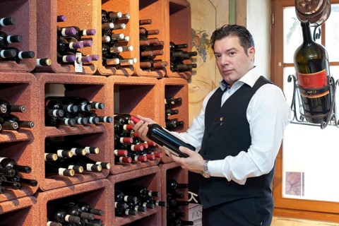 SOMMELIER, WINE TASTING