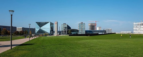 Spreebogenpark, view of the main railway station and the Cube office building