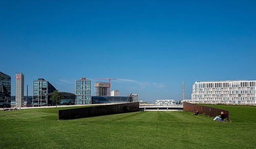 Spreebogenpark, view of the main railway station