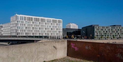 Spreebogenpark, view of the Charite and the Federal Ministry of Research