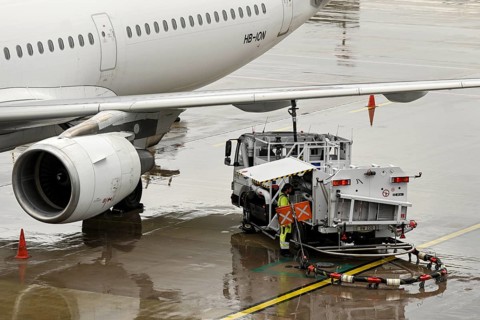 Ground crew tanker, aircraft Swiss