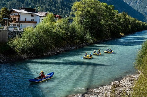 Water sportsmen rafting, Lech