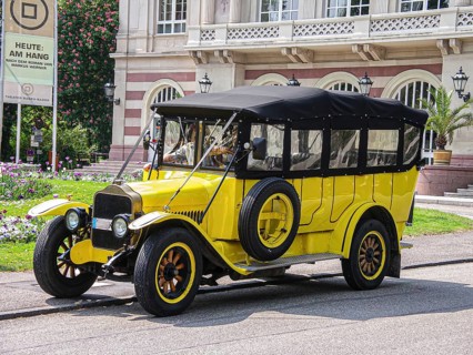 Yellow vintage bus in front of theatre, vintage meeting