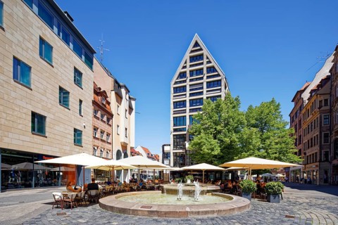 Knoepflesbrunnen, outdoor seating with parasols