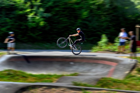 Bikers pulled along, pump and kid track