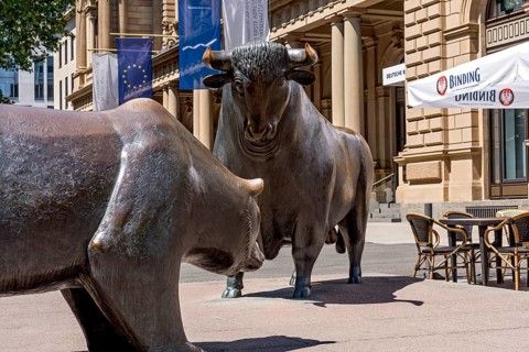 Bull and Bear on the Stock Exchange Square in front of the Frankfurt Stock Exchange, bronze sculptures by Reinhard Dachlauer