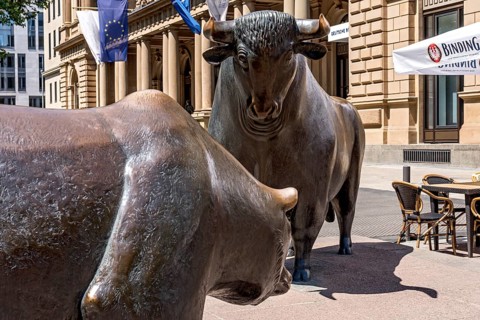 Bull and Bear on the Stock Exchange Square in front of the Frankfurt Stock Exchange, bronze sculptures by Reinhard Dachlauer
