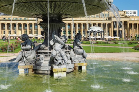 Fountain at the Schlossplatz with view to the Koenigsbau, Stuttgart