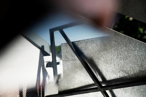 Optical illusion through a mirror, geometry