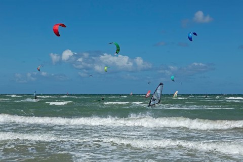 Kitesurfers, windsurfers