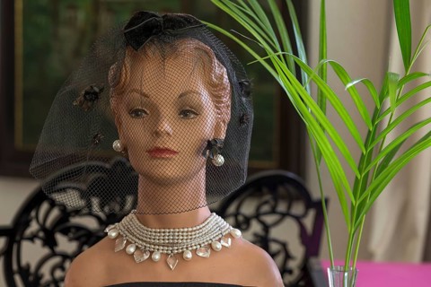 Head of a mannequin with necklace and earrings from the 1920s, Bavaria