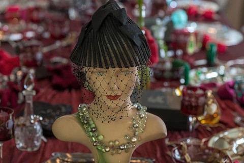 Bust of a mannequin with necklace from the 1920s on a table, decorated with rhinestone jewellery
