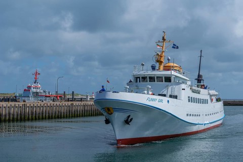 Arrival of an excursion ship in the outer harbour, sea rescue cruiser