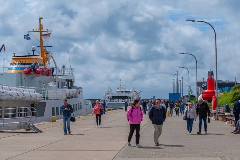 Excursion boats in the outer harbour, passengers