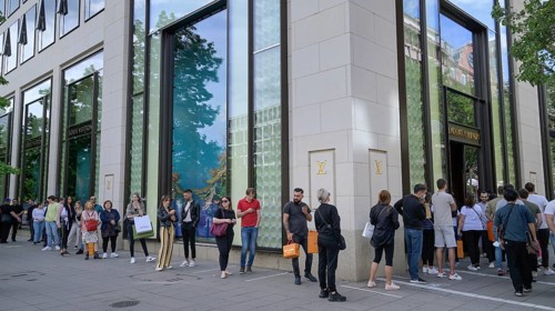 Queue, Louis Vuitton