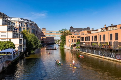 Boats, a SUP and a Venetian gondola at the Buntgarnwerke on the Weisse Elster
