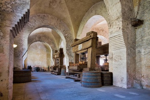 Lay refectory with historic wine presses, dining room of the lay brothers