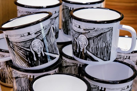 Tastelessness, Much's cry on tin coffee cups in the shop of the new Munchmuseum