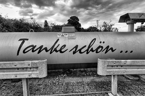 Lettering, absurd slogan Tanke schoen auf Gasank