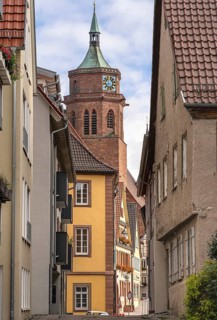 Tunnel view of the church through an alley of half-timbered houses