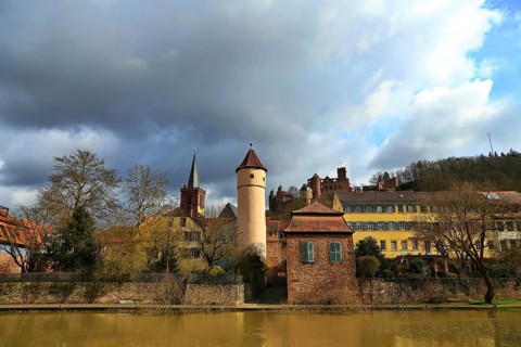 The Kittsteintor in Wertheim stands directly on the Tauber River. Wertheim