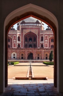 Humayun's Tomb. View through arch. Delhi