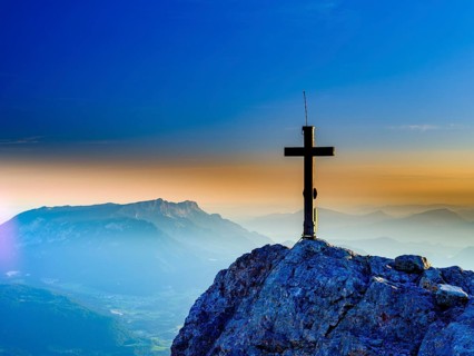 New summit cross of the Kleiner Watzmann in the morning light