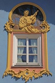 Window with a border with a violin maker motif at Obermarkt