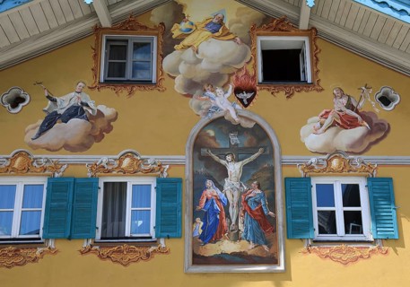 House facade with Lueftlmalerei