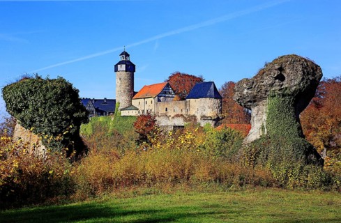 View over the mushroom-shaped Zschokke rock to Zwernitz Castle
