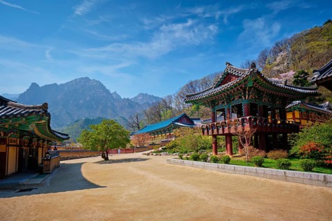 Sinheungsa Buddhist temple in Seoraksan National Park