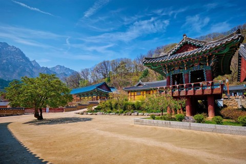 Sinheungsa Buddhist temple in Seoraksan National Park