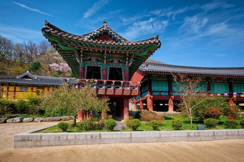Sinheungsa Buddhist temple in Seoraksan National Park