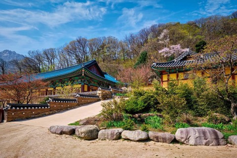 Sinheungsa Buddhist temple in Seoraksan National Park