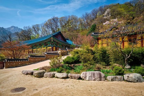 Sinheungsa Buddhist temple in Seoraksan National Park