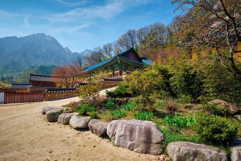 Sinheungsa Buddhist temple in Seoraksan National Park