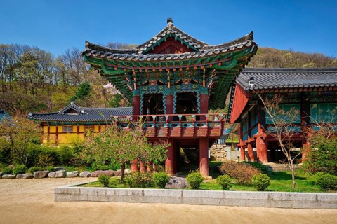 Sinheungsa Buddhist temple in Seoraksan National Park