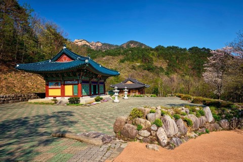 Sinheungsa Buddhist temple in Seoraksan National Park