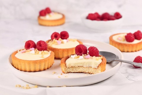 Small tartlet pastries with white cream