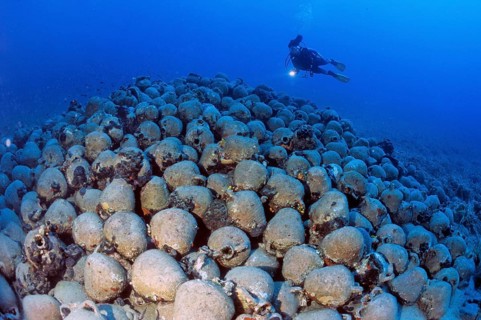 Diver with amphorae