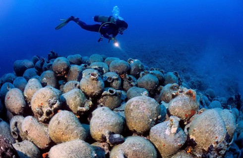 Diver with amphorae