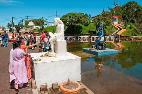 Pilgrims paying homage