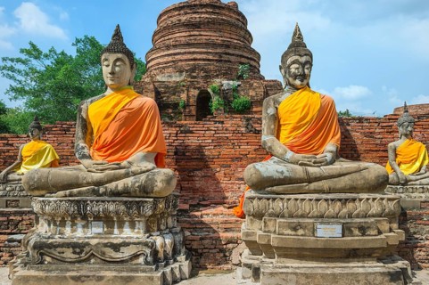 Buddha statues around the central stupa