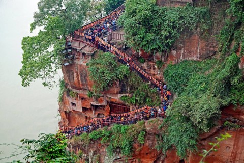 Queue of Chinese tourists descending the stairs to see the Giant Buddha of Leshan