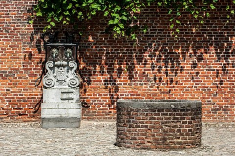 Fountain and water pump in the Grand Beguinage