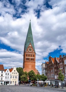 Am Sande square with the main Protestant church of St. Johannis